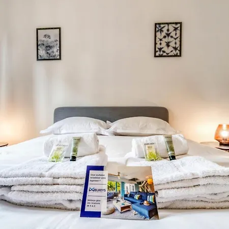 2br In Colors With Balcony - Welkeys Apartment